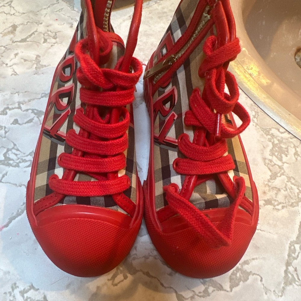 I’m selling this Burberry plaid sneakers, it definitely can be unisex, no box